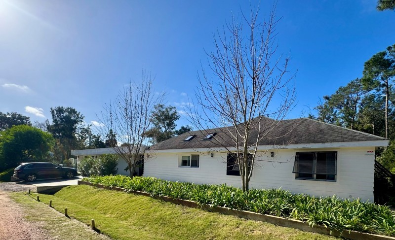 Casa en venta y alquiler en Laguna Blanca con piscina